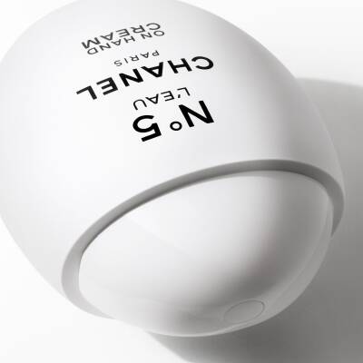CHANEL N°5 L’Eau ハンドクリーム 　香水サンプル付き CHANEL N°5 L'Eau On Hand Cream 50ml | SEPHORA UK